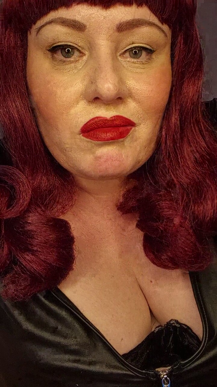TheDevineMissDeviant